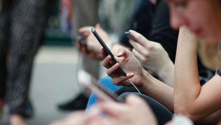 ¿Creen que son adictos a las redes sociales? Foto de Robin Worral en Unsplash.