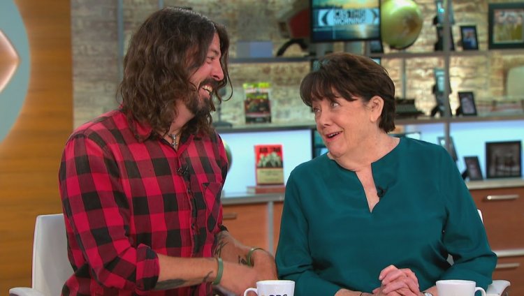 Dave Grohl y su madre. Virginia Jean. Foto tomada de i.ytimg.com