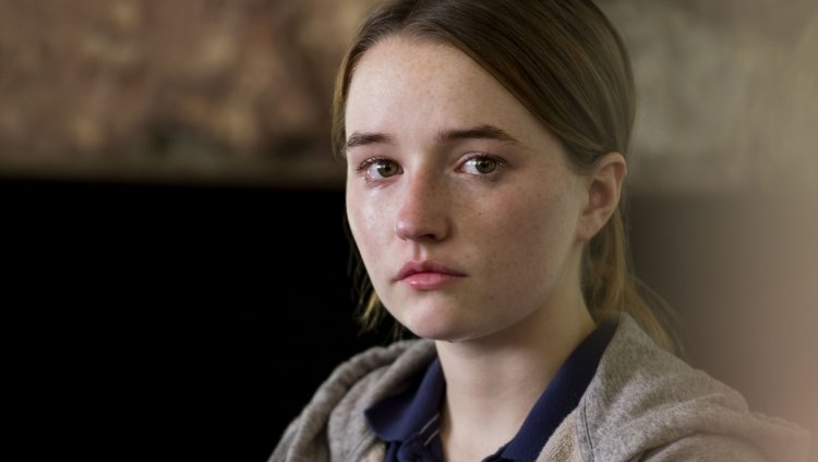 Kaitlyn Dever interpreta a Marie Adler en 'Inconcebible'.