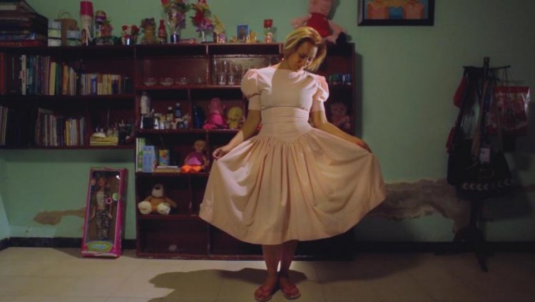 La mujer de los siete nombres (2017). Foto tomada de Rhayuela Cine.