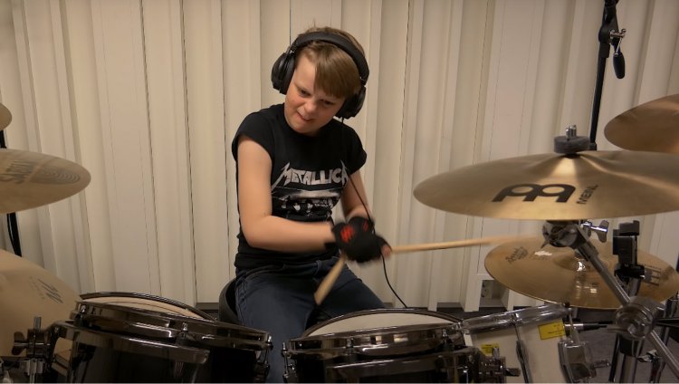 El Nino De 10 Anos Que Versiona A Metallica En La Bateria Radionica el nino de 10 anos que versiona a