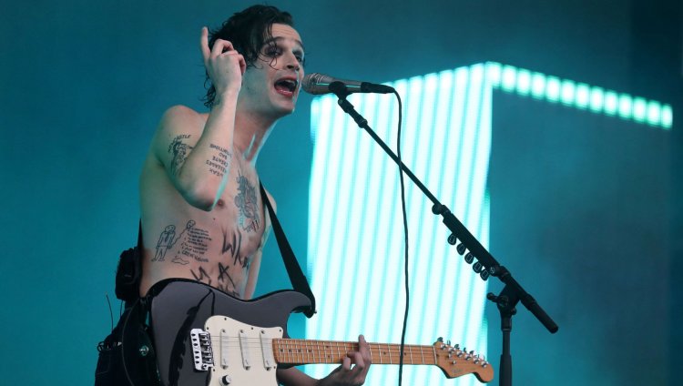 Matthew Healy, cantante de The 1975. Foto tomada de www.w3livenews.com