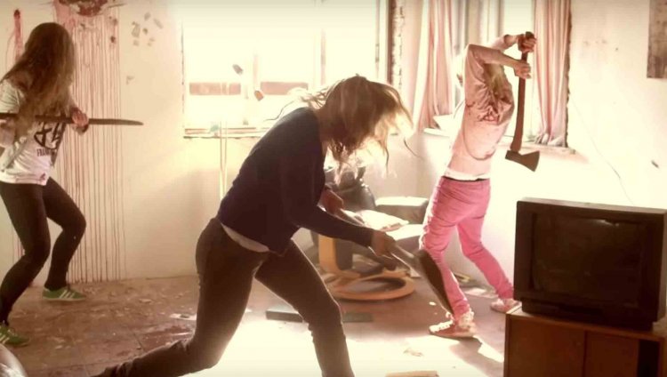Parte del video de 'Common Nonsense' de HeadCrusher.