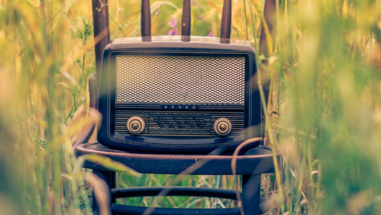 Radio antiguo. Foto de Alex Blăjan en Unsplash.
