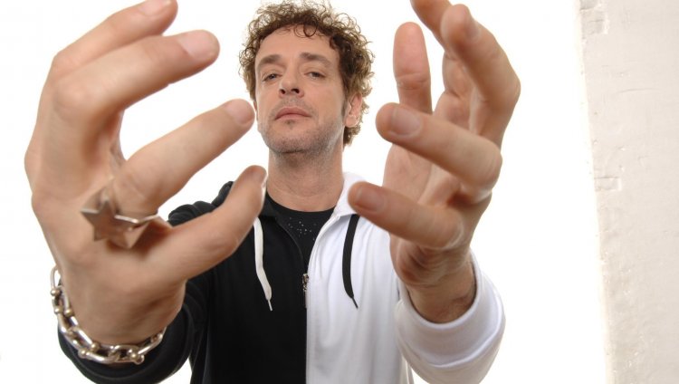 ¿Qué música escuchaba Gustavo Cerati? Gustavo Cerati grabó 12 álbumes en su carrera de los cuales siete fueron con Soda Stereo y cinco como solista.