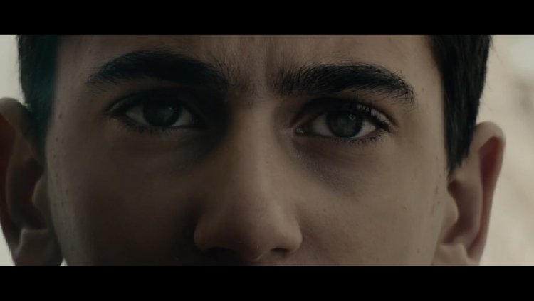 Una escopetarra en el nuevo vídeo de "Multi_Viral" Una escopetarra en el nuevo vídeo de "Multi_Viral"