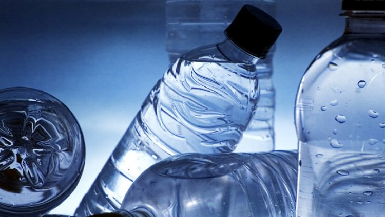 El agua embotellada: practicidad con riesgos El agua embotellada: practicidad con riesgos