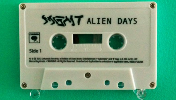 Un alien en las cabezas de MGMT Un alien en las cabezas de MGMT