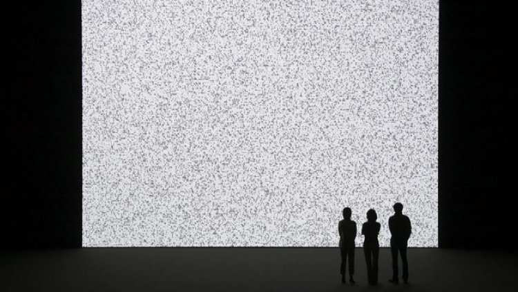 La obra de Ryoji Ikeda traduce la intimidad eléctrica de los computadores y la transforma digitalmente La obra de Ryoji Ikeda traduce la intimidad eléctrica de los computadores y la transforma digitalmente