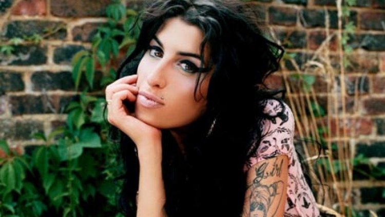 Madre de Amy Winehouse niega que muriera por sobredosis de medicamentos Madre de Amy Winehouse niega que muriera por sobredosis de medicamentos