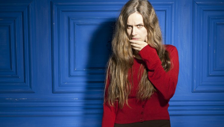 "La letra tiene que disfrazarse de melodía" Juana Molina "La letra tiene que disfrazarse de melodía" Juana Molina