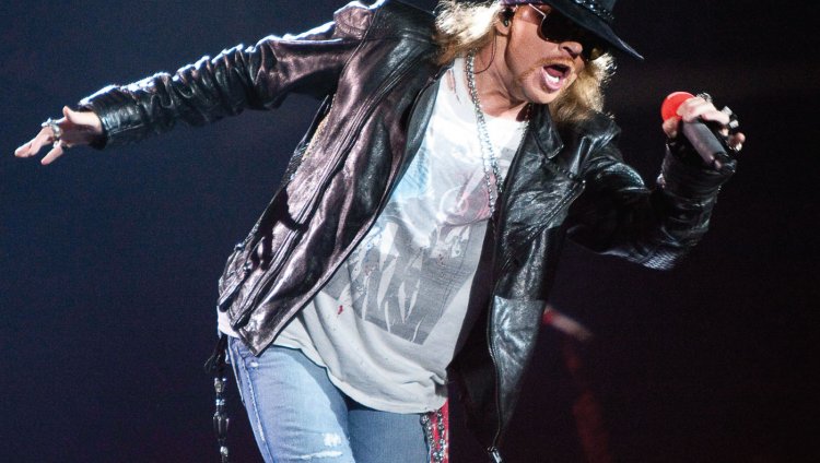 AC/DC interpreta por 2da vez en toda su historia “Touch Too Much” Axl Rose debutó oficialmente con AC/DC el 7 de mayo de 2016 en Lisboa, Portugal.