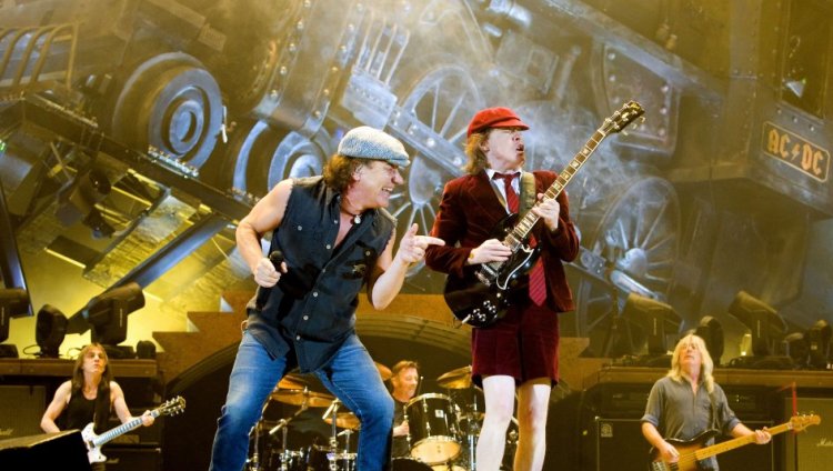 Las 11 de AC/DC En Sídney, Australia, en 1973, Malcolm y Angus Young formaron AC/DC