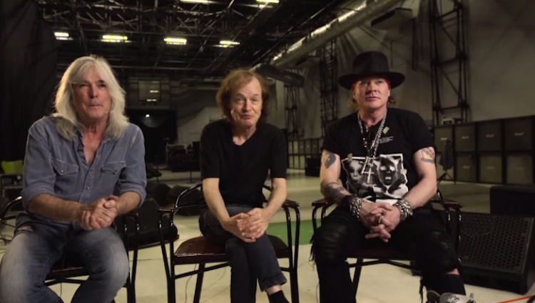 Axl Rose aparece por primera vez (oficialmente) con AC/DC Cliff Williams, Angus Young y Axl Rose