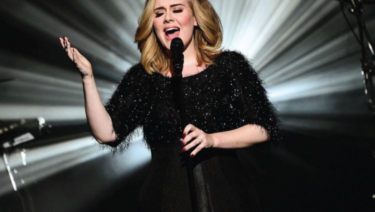 Adele rinde tributo a víctimas en Bruselas "25" es el más reciente álbum de Adele lanzado el 20 de noviembre de 2015.