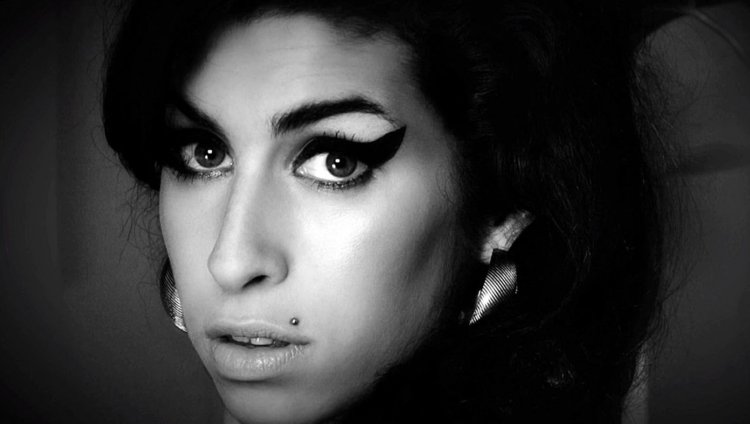 La eterna fragilidad de Amy Amy Winehouse murió por la excesiva ingesta de alcohol en Londres el 23 de julio de 2011