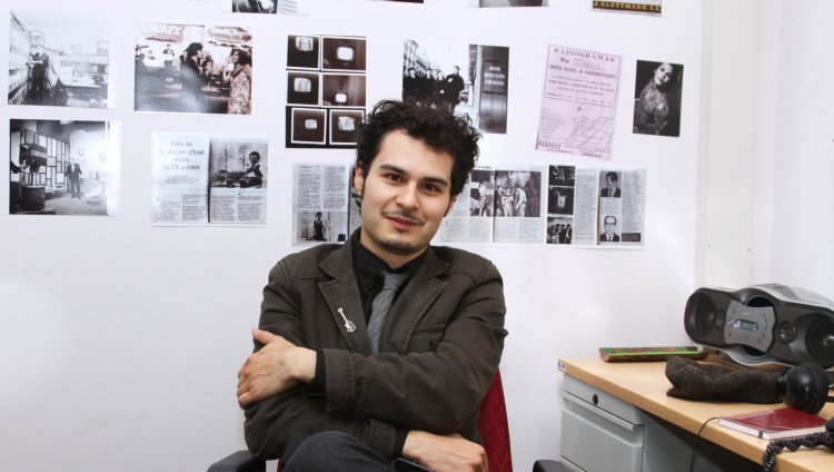 Andrés Ospina, ganador de una convocatoria de creación literaria en Berlín Andrés Ospina en la Radio Nacional de Colombia. Foto: Sandro Sánchez.