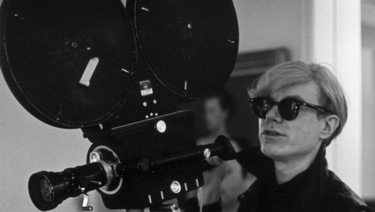 Warhol y su excentricidad cinematográfica En 1936 Andy con 8 años de edad, ya proyectaba imágenes de tiras cómicas en las paredes de su casa.