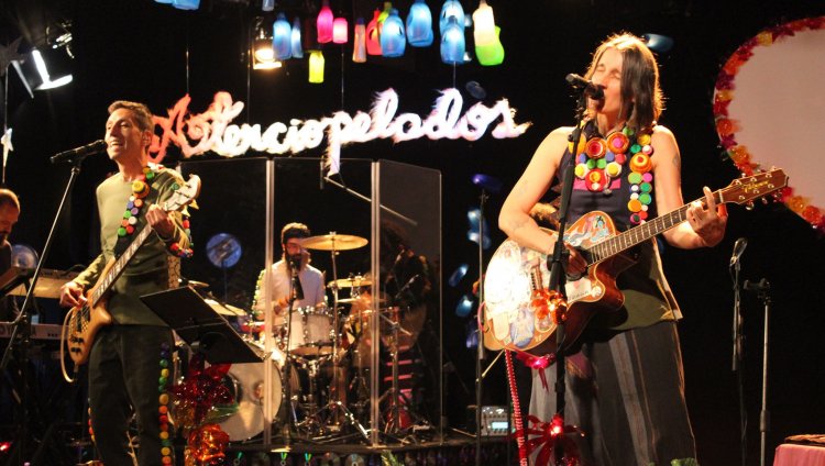 ¿Cuáles son sus álbumes favoritos de Aterciopelados? 'Reluciente, Rechinante y Aterciopelado' es el más reciente estreno de la banda de Héctor y Andrea