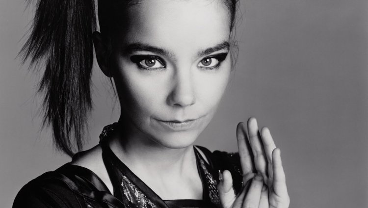 Lo nuevo de Björk nos hará 'explotar' De once años Björk inició su carrera interpretando la canción de 'I Love To Love' en una fiesta escolar.