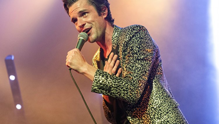 The Killers homenajea a David Bowie en vivo Brandon Flowers es el líder y vocalista de The Killers.