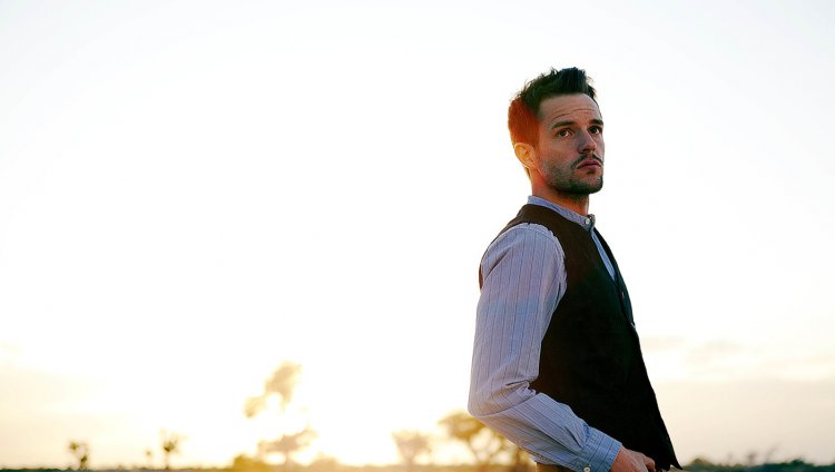 Brandon Flowers dice que el disco debut de The Strokes es mejor de el de The Killers La banda tiene 5 discos de estudio. Flowers tiene 2 como solista