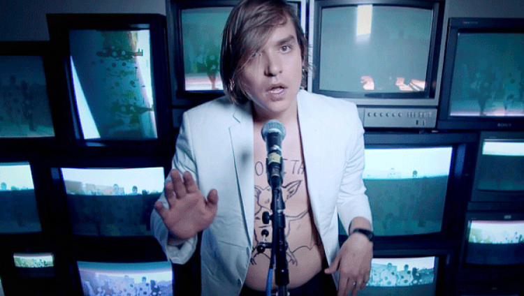 Will Buttler es apuñalado en su nuevo video Will Buttler es apuñalado en su nuevo video