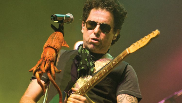 Hablamos con Andrés Calamaro en Días de Radio Además de su carrera en solitario, Calamaro también formó parte de las bandas Los Abuelos de la Nada y Los Rodríguez.
