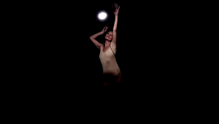 Kate Moss en el ritual de Massive Attack Kate Moss en el ritual de Massive Attack