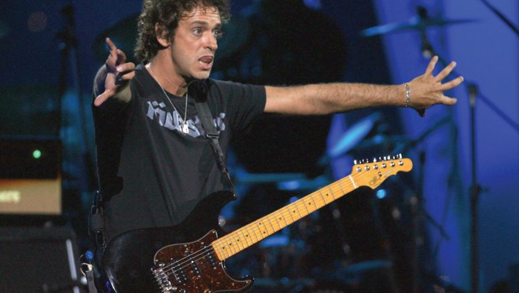 Recordemos... Cerati y Bosio tocando "Entre Caníbales" en 1994 Gustavo Cerati nació el 11 de agosto de 1959 y murió el 4 de septiembre de 2014.
