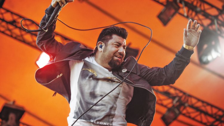 Chino Moreno de Deftones se presenta dentro de un volcán Chino Moreno de Deftones se presenta dentro de un volcán