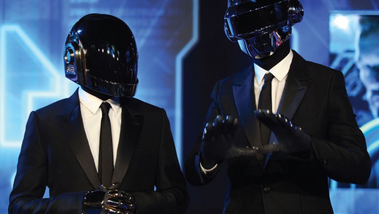 Nuevo video misterioso sobre la gira Alive 2017 de Daft Punk Daft Punk son Thomas Bangalter y Guy-Manuel de Homem-Christo.