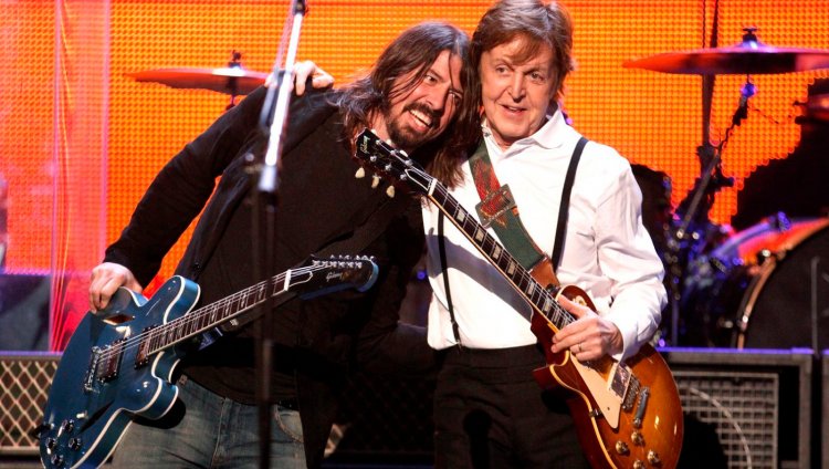 Paul McCartney toca la batería en el nuevo álbum de Foo Fighters Dave Grohl y Paul McCartney. Foto de Christopher Polk/Getty Images.