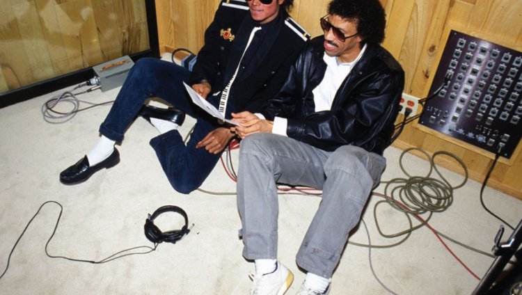 11 éxitos musicales en sus versiones demo Michael Jackson y Lionel Richie en el estudio de grabación.