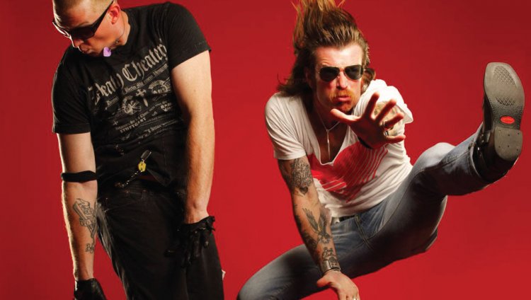 Eagles Of Death Metal visitará Bogotá El 13 de noviembre de 2015, en el Teatro El Bataclán de París, EODM fue víctima de una serie de atentados contra el lugar y el público que asistió a verlos.