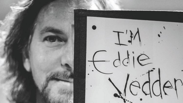La madre de Vedder le regaló su primera guitarra a los 12 años. Eddie Vedder vuelve a su colegio y toca con sus excompañeros