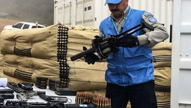 Entrega de armas: un proceso tan simbólico como real El capitán Jorge Vélez (parte de la misión de observadores de la ONU) revisó las armas antes de ubicarlas en un contenedor.