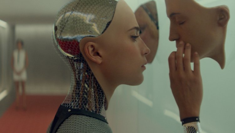 “Si me cuadro con una robot y luego terminamos, sería ella mi Ex Machina?” “Si me cuadro con una robot y luego terminamos, sería ella mi Ex Machina?”