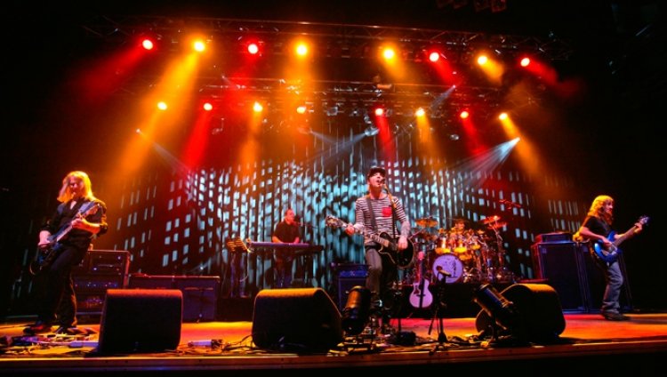"All Falls Down", estreno en vivo de Flying Colors "All Falls Down", estreno en vivo de Flying Colors