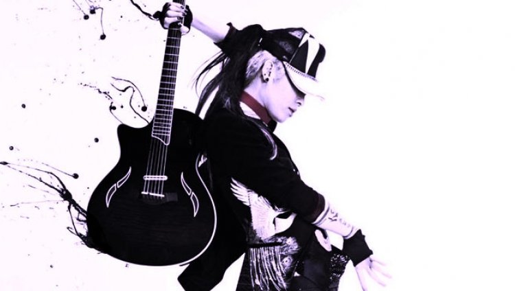 Miyavi, el virtuoso japonés que toca funk y rock fiestero con la guitarra como bajo Miyavi, el virtuoso japonés que toca funk y rock fiestero con la guitarra como bajo