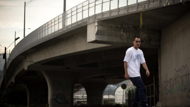 Cinco (5) proyectos Hip hop de Medellín para seguir Felpa en las calles de Medellín capturado por Checho Areiza