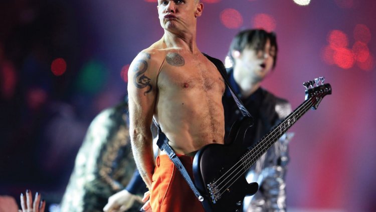 Flea de Red Hot Chili Peppers despide a Kobe Bryant con su bajo Flea de Red Hot Chili Peppers despide a Kobe Bryant con su bajo