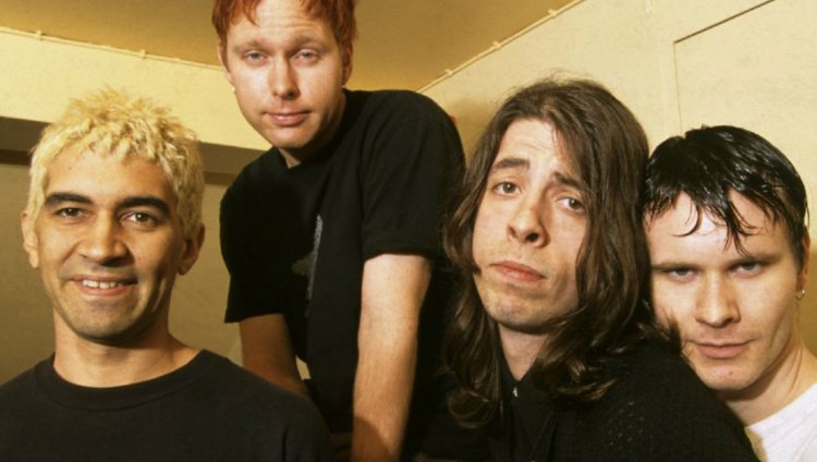 Recordemos… La primera presentación de Foo Fighters en TV La primera formación de Foo Fighters: Pat Smear, Nate Mendel, Dave Grohl y William Goldsmith.
