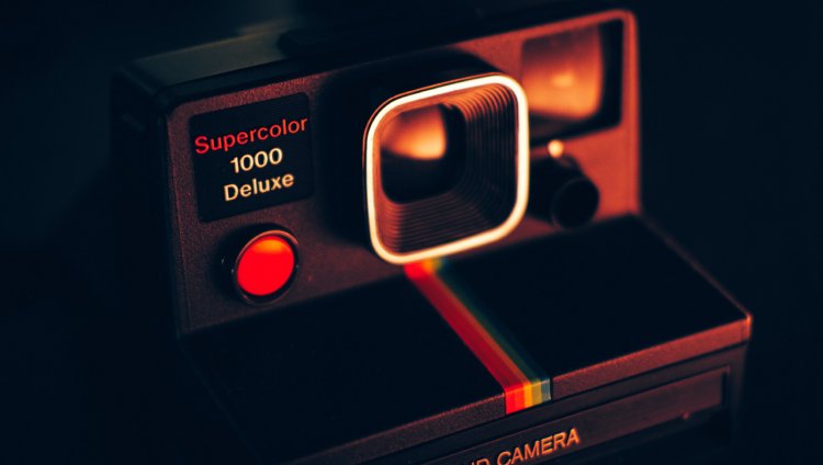 Fotomed: Un recorrido fotográfico por Medellín Cámara Polaroid. Foto de Luca Bravo en Unsplash.