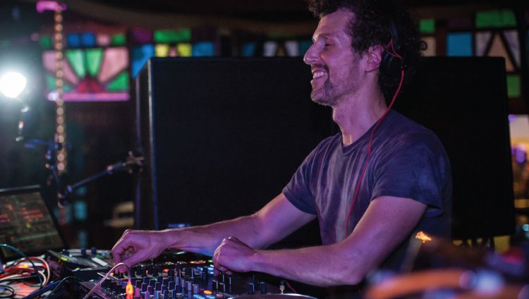 Baile y celebración en la Franja Electrónica Radiónica Josh Wink. Foto cortesía del artista.