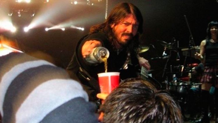 Tocaba en Pantera y le enseñó a Dave Grohl a ser un bacán Tocaba en Pantera y le enseñó a Dave Grohl a ser un bacán