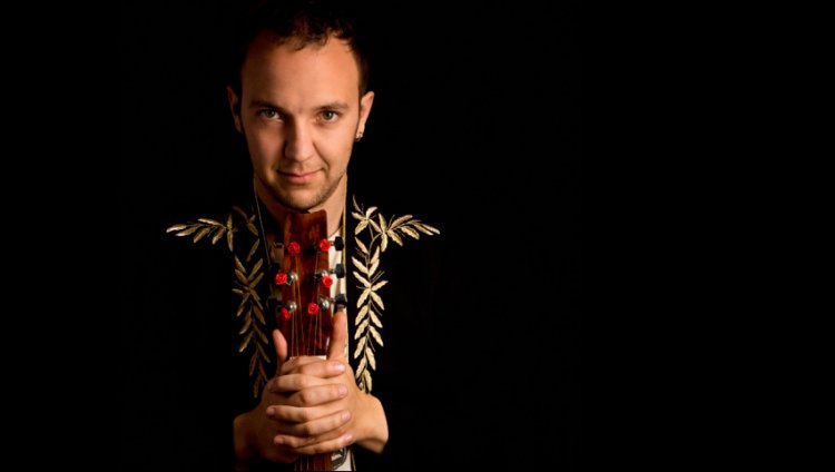 "La música puede entregar mensajes de manera diferente al discurso político": César López "La música puede entregar mensajes de manera diferente al discurso político": César López