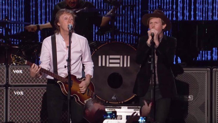 Beck y Paul McCartney cantan “Drive My Car” Beck y Paul McCartney cantan “Drive My Car”