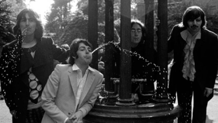 Recorriendo monumentos... de la música The Beatles en el antiguo patio de la iglesia St. Pancras, en Londres.