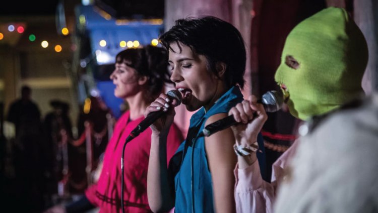 Pussy Riot presenta el video de "Refugees In" Pussy Riot rodando Refugees In.